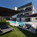 Fux Luxury Infinty-pool Zára