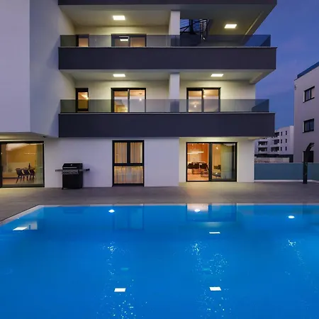 Lägenhet Fux Luxury Infinty-pool *