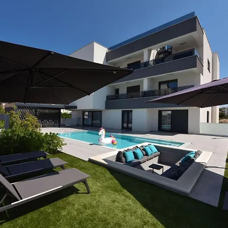 Fux Luxury Infinty-pool زادار